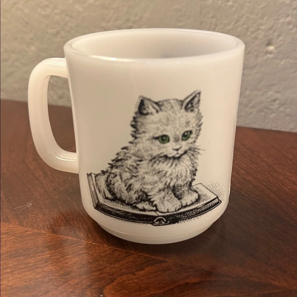Glasbake Milk Glass Mug with Kitten - Picture 1 of 5